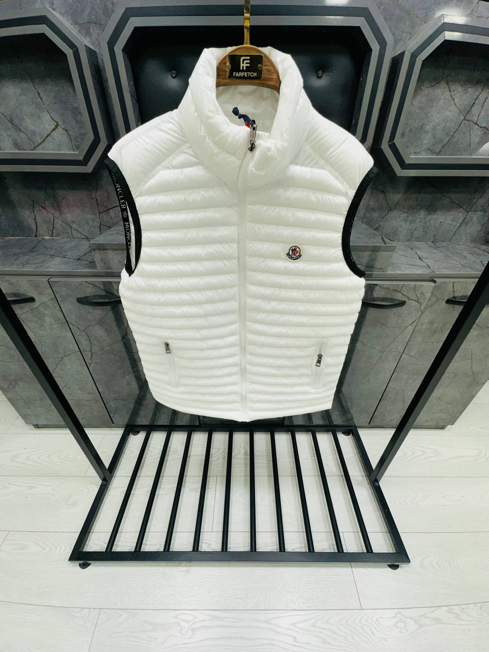 Moncler Αμάνικο - MC005